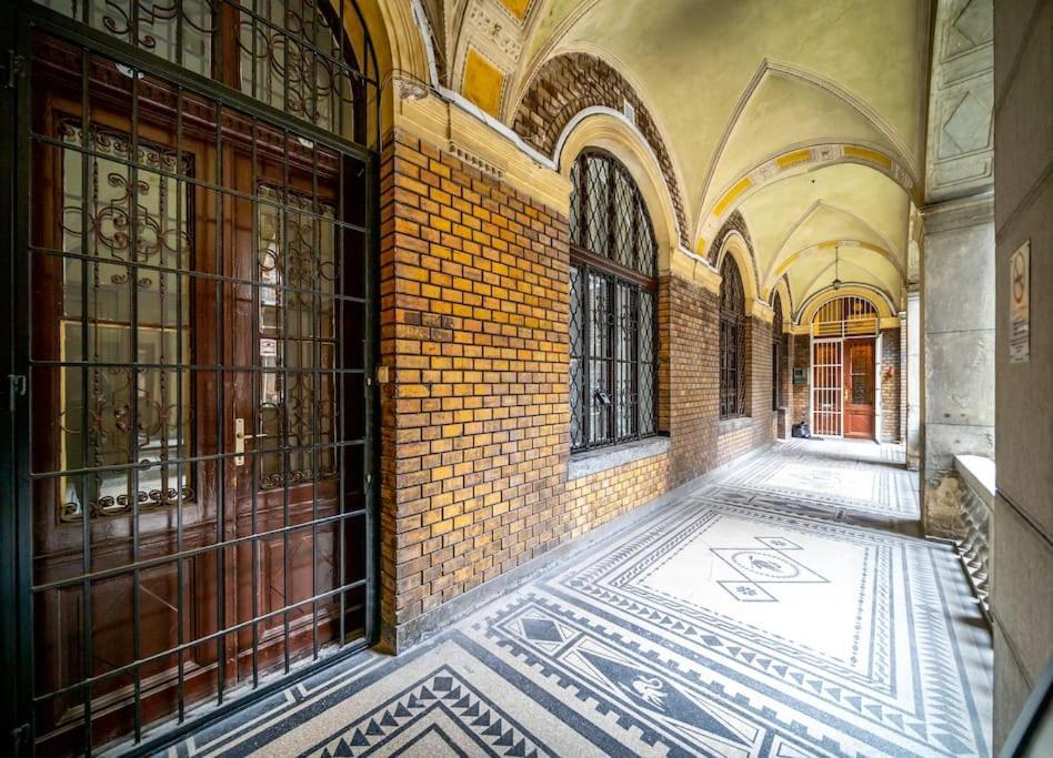 Andrassy Grandeur With Indoor Parking Appartamento